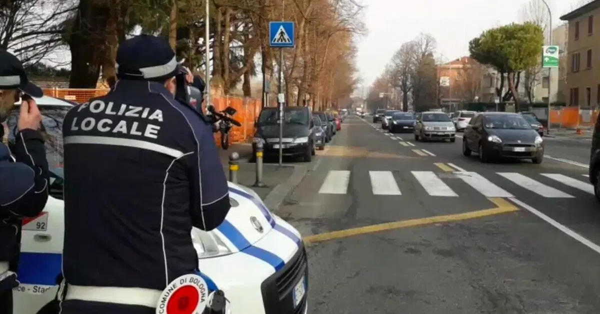 Bologna a 30 km/h. Tra multe, referendum e controlli: le reazioni sui social [VIDEO]