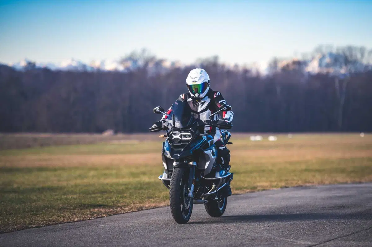 BMW R1300GS VS R1250GS, la SFIDA! Velocità, accelerazione, peso, consumi: tutta la verità [VIDEO] (7)