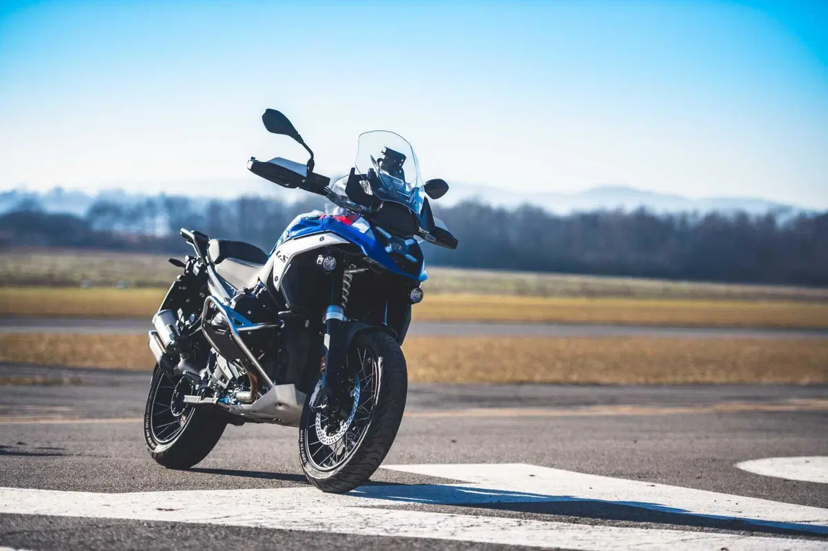 BMW R1300GS VS R1250GS, la SFIDA! Velocità, accelerazione, peso, consumi: tutta la verità [VIDEO] (17)