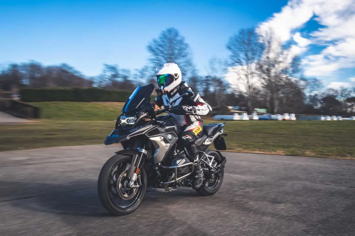 BMW R1300GS VS R1250GS, la SFIDA! Velocità, accelerazione, peso, consumi: tutta la verità [VIDEO] (57)