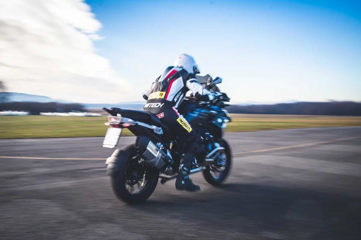 BMW R1300GS VS R1250GS, la SFIDA! Velocità, accelerazione, peso, consumi: tutta la verità [VIDEO] (63)