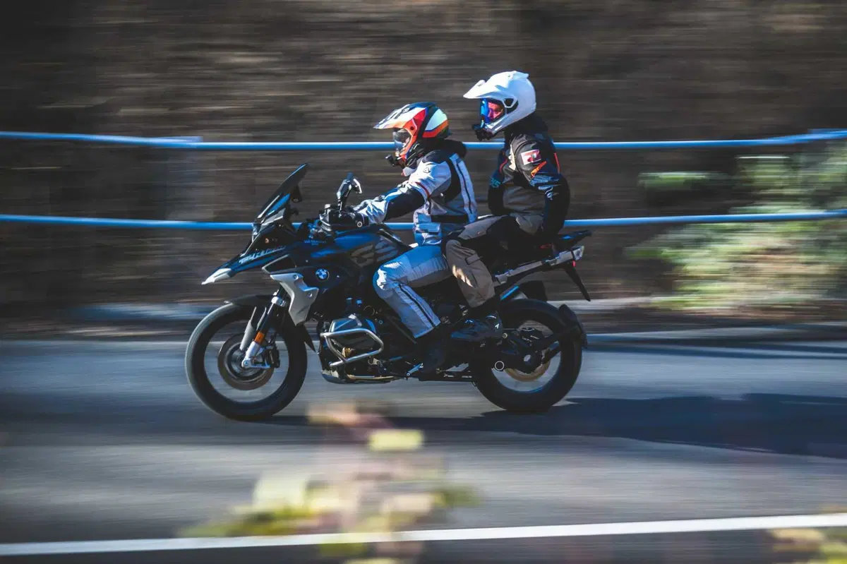 BMW R1300GS VS R1250GS, la SFIDA! Velocità, accelerazione, peso, consumi: tutta la verità [VIDEO] (69)