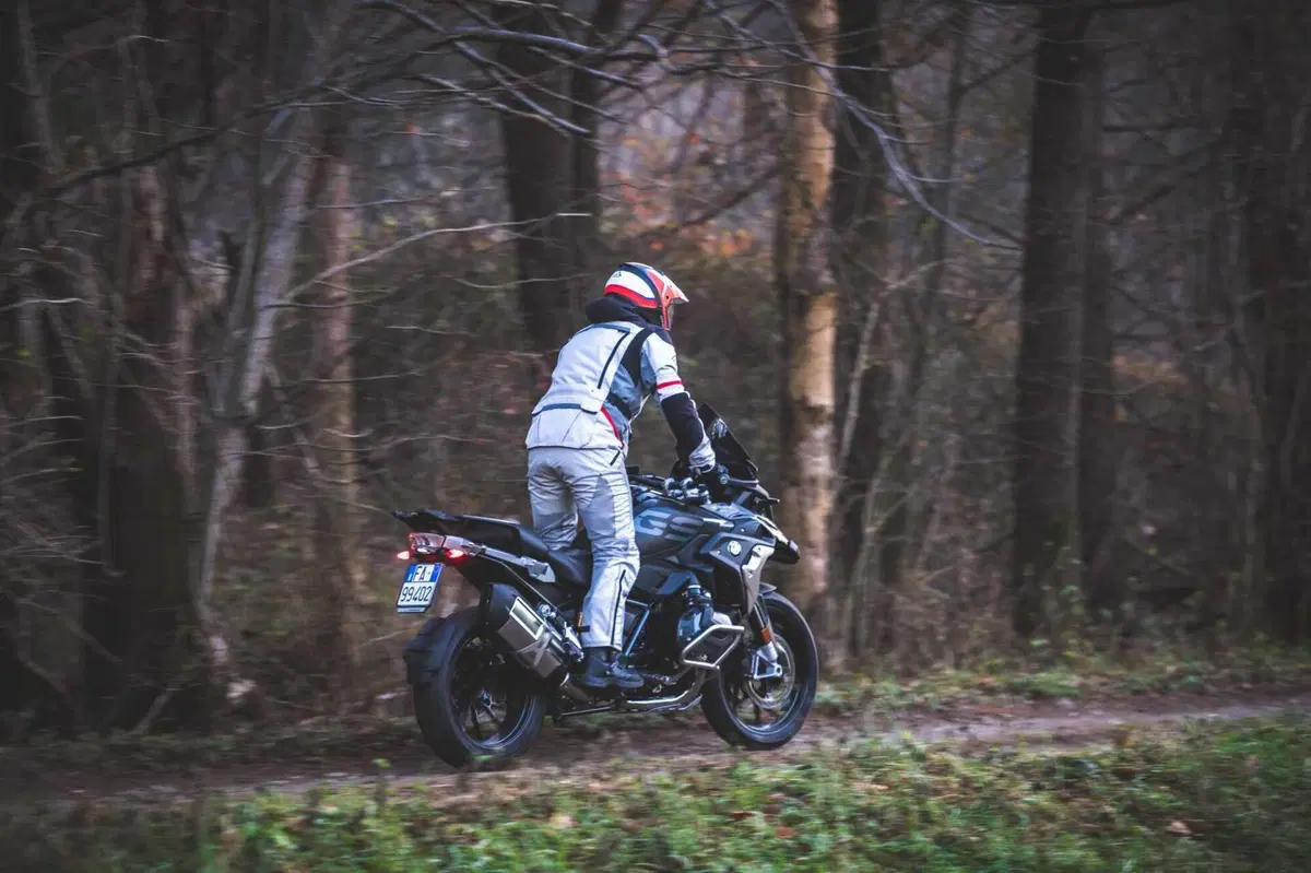 BMW R1300GS VS R1250GS, la SFIDA! Velocità, accelerazione, peso, consumi: tutta la verità [VIDEO] (86)