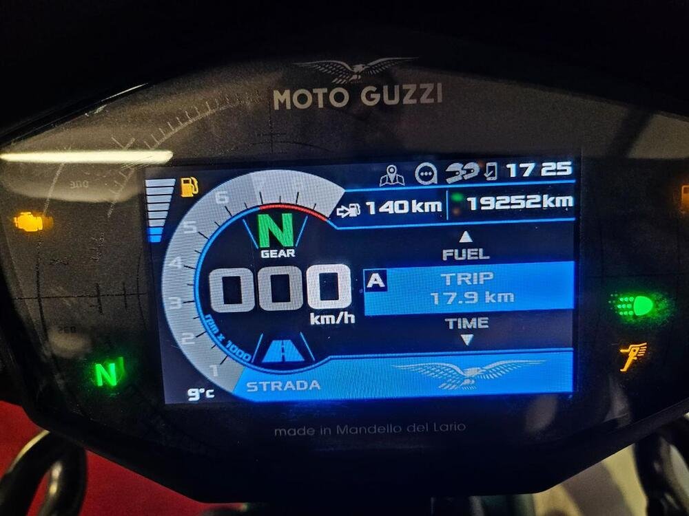 Moto Guzzi V85 TT Centenario (2021 - 22) (3)