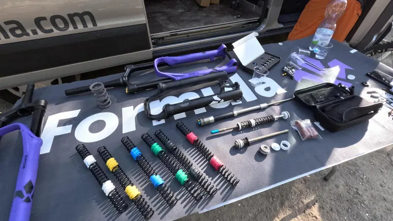 Meglio la forcella a molla o ad aria? L'esperienza di Yamaha Formula [VIDEO]