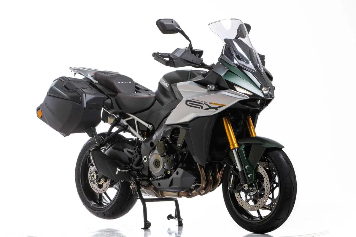 MBE 2024: le versioni Sport e Touring della Suzuki GSX-S1000GX e la V-STROM 800DE Djebel [GALLERY] (2)