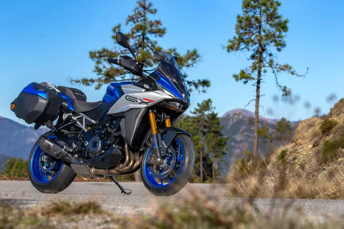 MBE 2024: le versioni Sport e Touring della Suzuki GSX-S1000GX e la V-STROM 800DE Djebel [GALLERY]