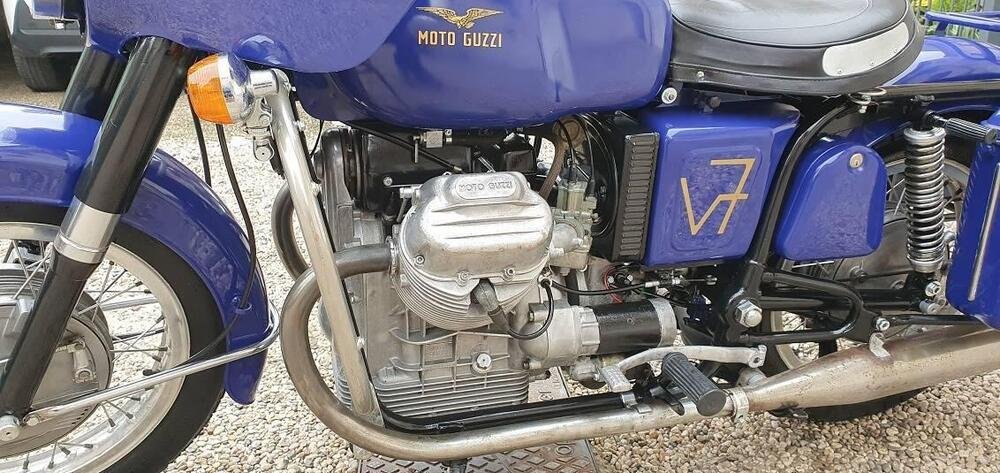 Moto Guzzi V7 700 (4)