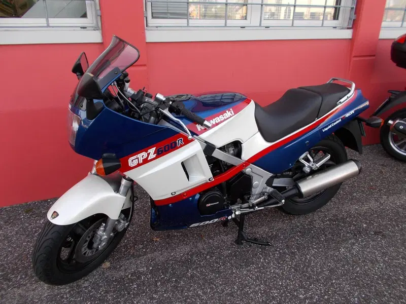 Kawasaki GPZ600R (2)