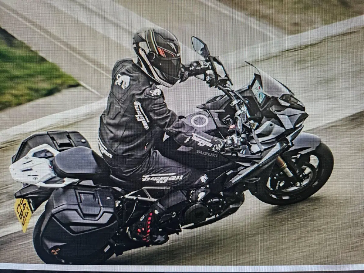 Suzuki GSX-S1000GX Plus (2026) (2)