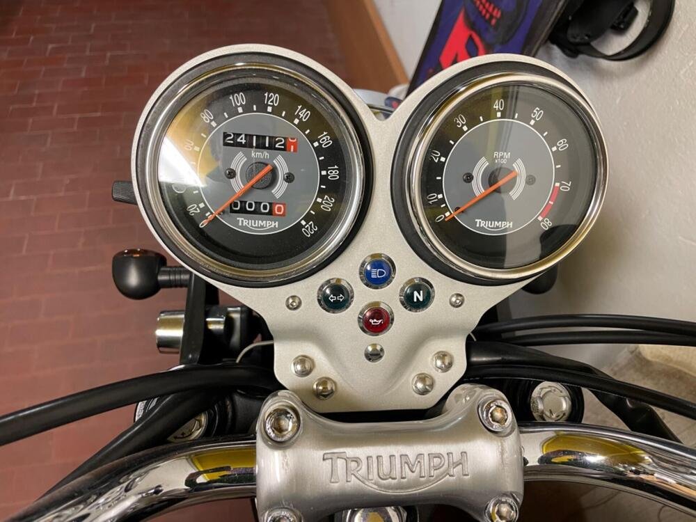 Triumph Bonneville T100 (2001 - 07) (5)