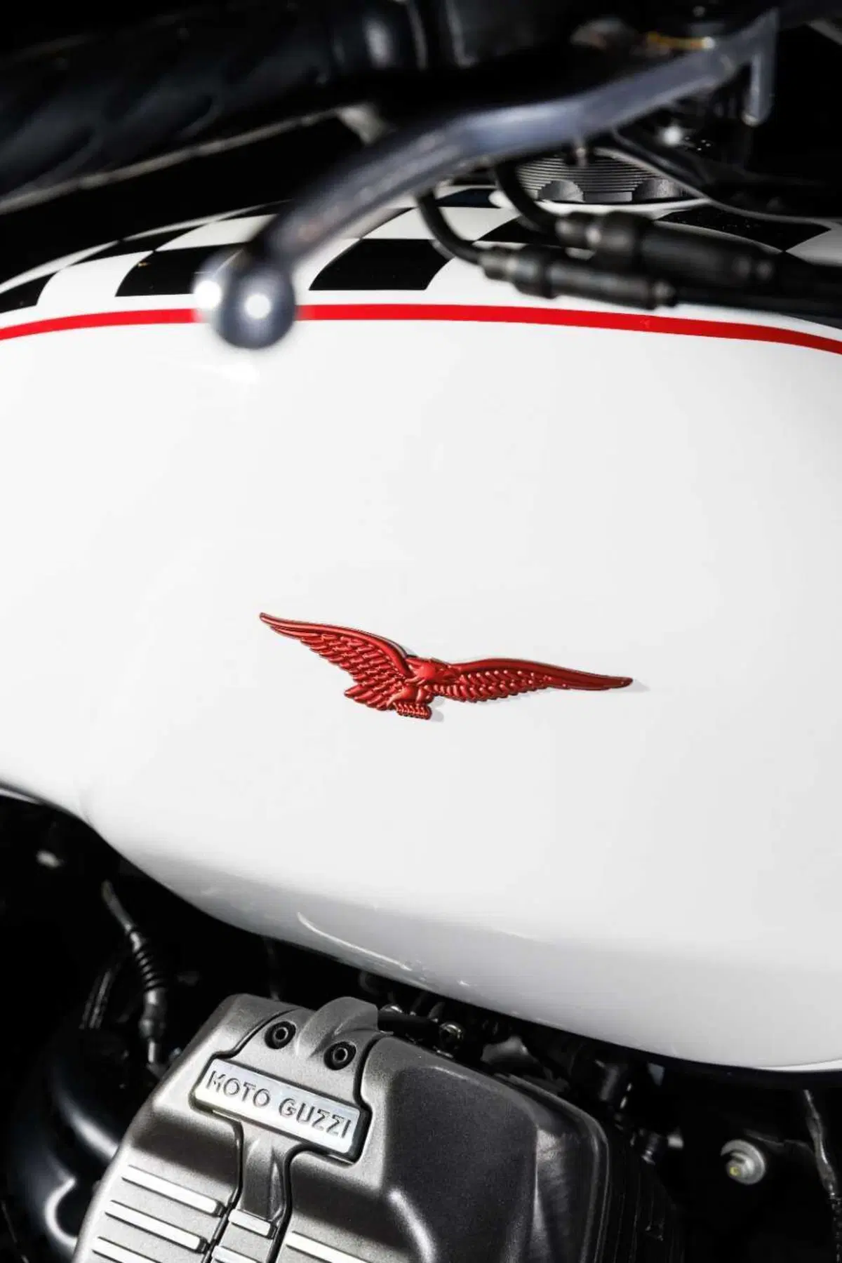 Moto Guzzi V7 Stone Ten: 10 anni insieme.