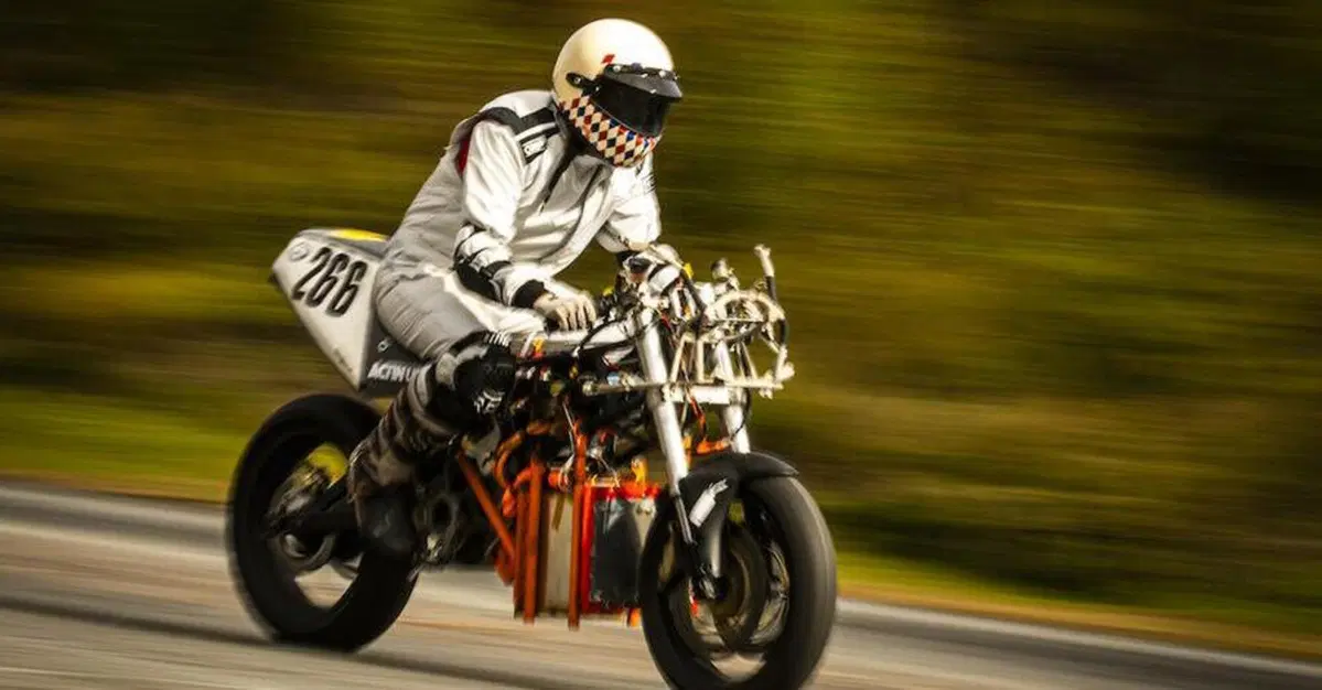 Dal MIT una moto elettrica a idrogeno; la base era una Ducati 900 SS del 1999