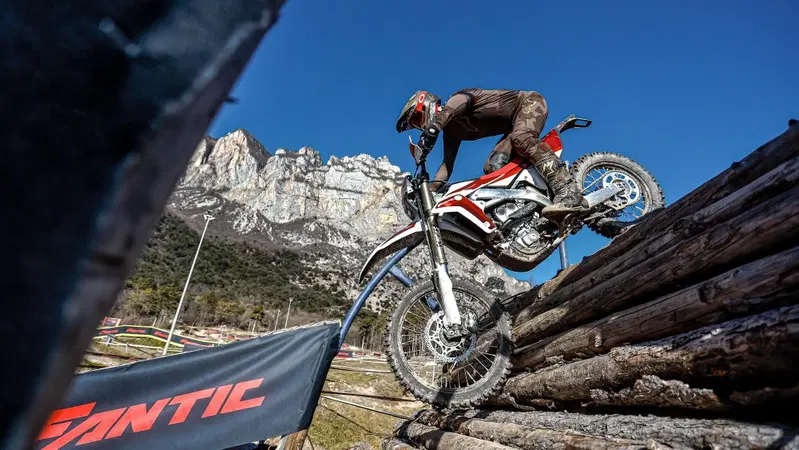 Il Futuro dell'Enduro &egrave; Italiano e Potente! Fantic Motor XE300 e XEF310 2024 TEST [VIDEO e GALLERY]