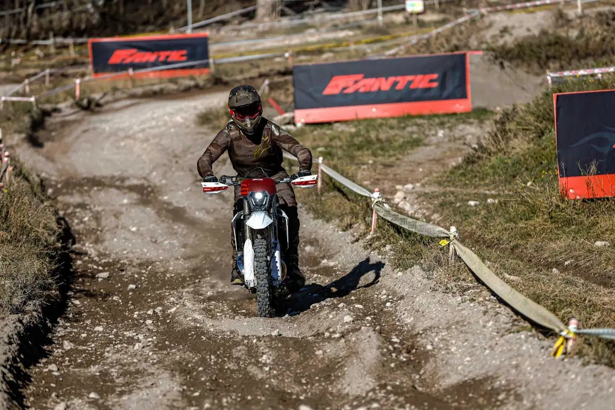 Il Futuro dell'Enduro è Italiano e Potente! Fantic Motor XE300 e XEF310 2024 TEST [VIDEO e GALLERY] (4)