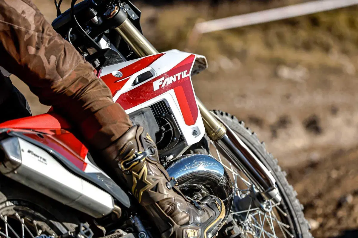 Il Futuro dell'Enduro è Italiano e Potente! Fantic Motor XE300 e XEF310 2024 TEST [VIDEO e GALLERY] (8)
