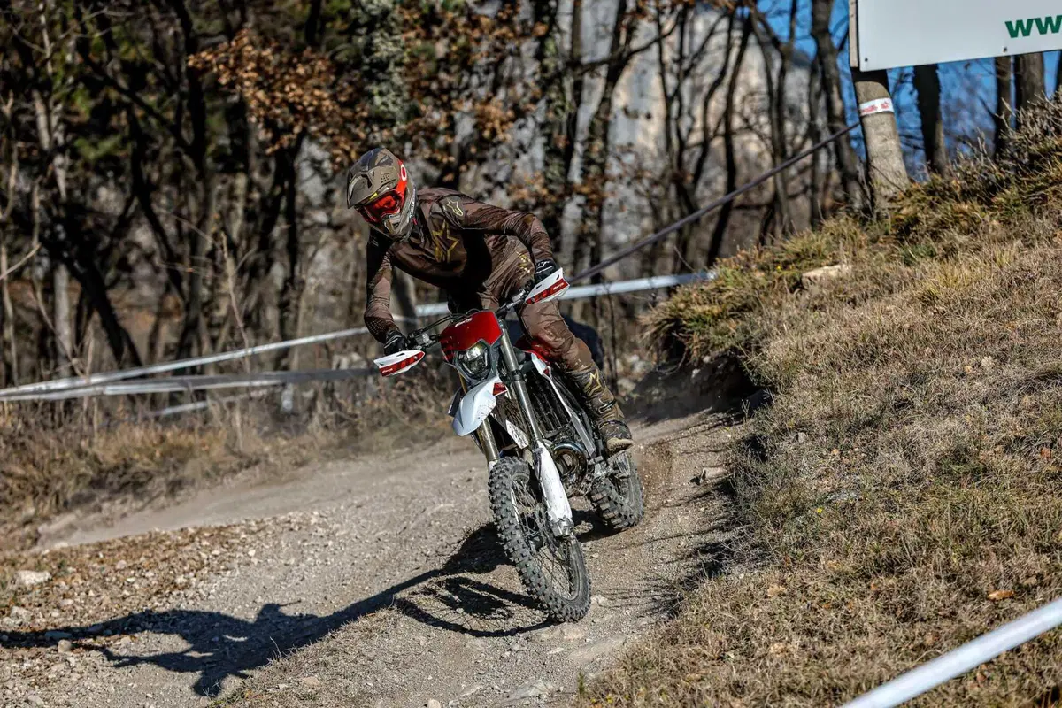 Il Futuro dell'Enduro è Italiano e Potente! Fantic Motor XE300 e XEF310 2024 TEST [VIDEO e GALLERY] (15)