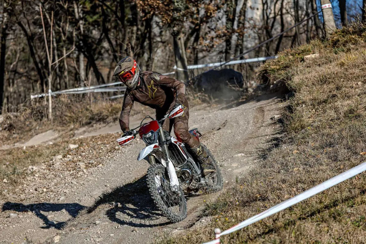 Il Futuro dell'Enduro è Italiano e Potente! Fantic Motor XE300 e XEF310 2024 TEST [VIDEO e GALLERY] (16)