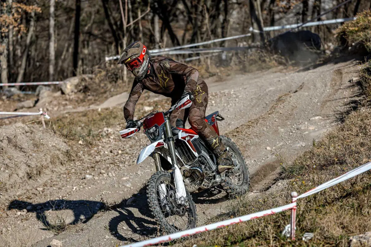 Il Futuro dell'Enduro è Italiano e Potente! Fantic Motor XE300 e XEF310 2024 TEST [VIDEO e GALLERY] (17)
