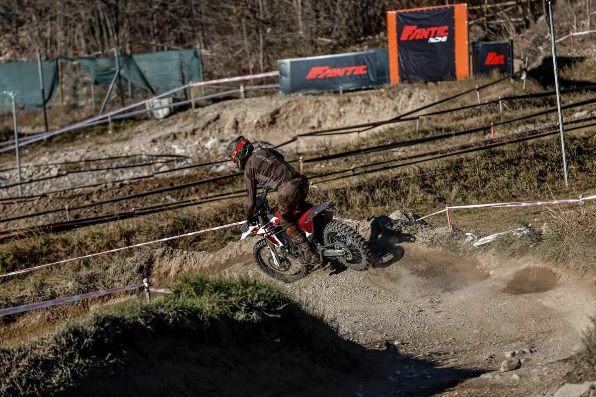 Il Futuro dell'Enduro è Italiano e Potente! Fantic Motor XE300 e XEF310 2024 TEST [VIDEO e GALLERY] (19)