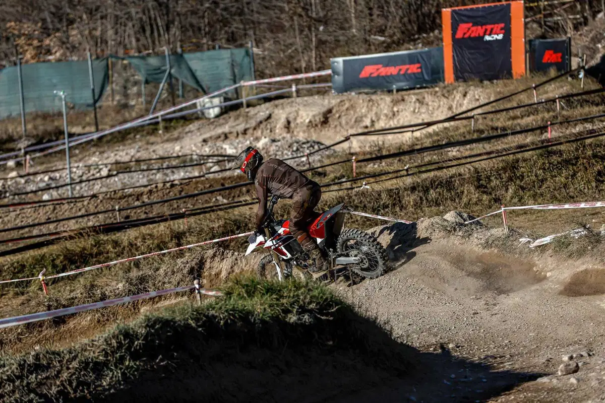 Il Futuro dell'Enduro è Italiano e Potente! Fantic Motor XE300 e XEF310 2024 TEST [VIDEO e GALLERY] (20)