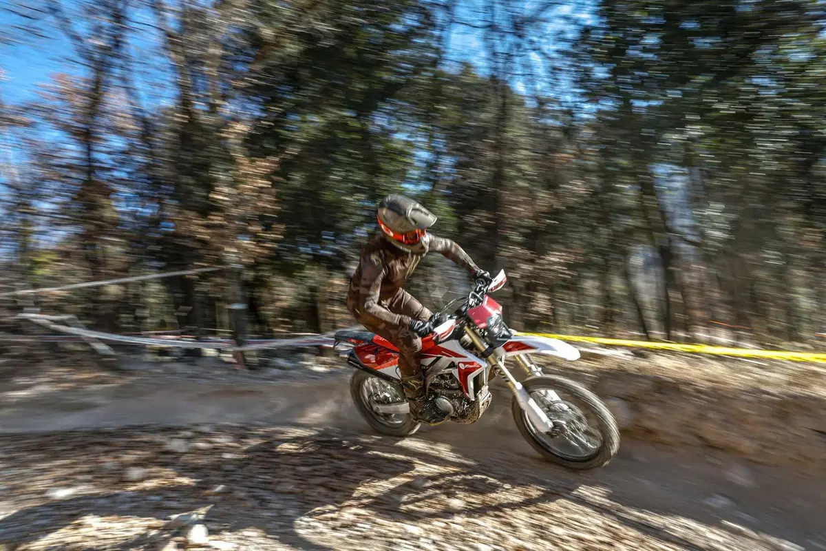 Il Futuro dell'Enduro è Italiano e Potente! Fantic Motor XE300 e XEF310 2024 TEST [VIDEO e GALLERY] (24)