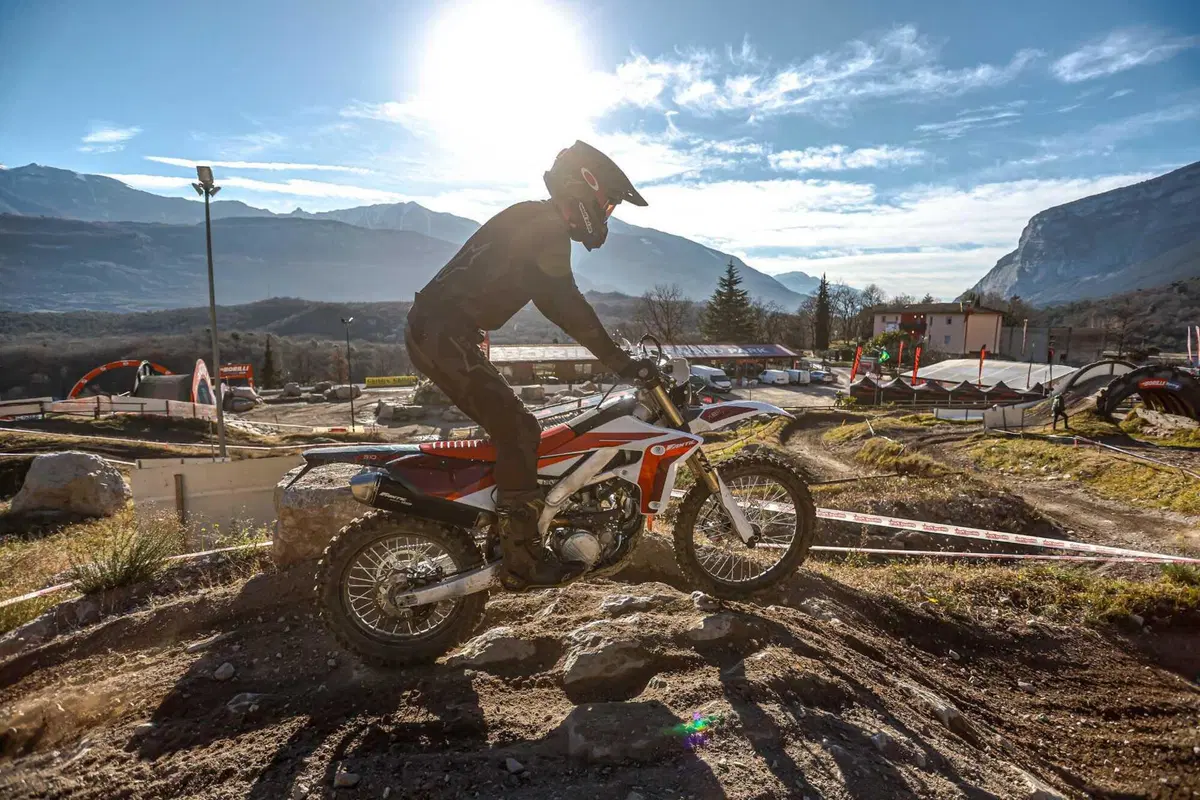 Il Futuro dell'Enduro è Italiano e Potente! Fantic Motor XE300 e XEF310 2024 TEST [VIDEO e GALLERY] (26)