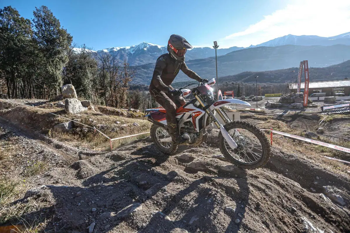 Il Futuro dell'Enduro è Italiano e Potente! Fantic Motor XE300 e XEF310 2024 TEST [VIDEO e GALLERY] (27)