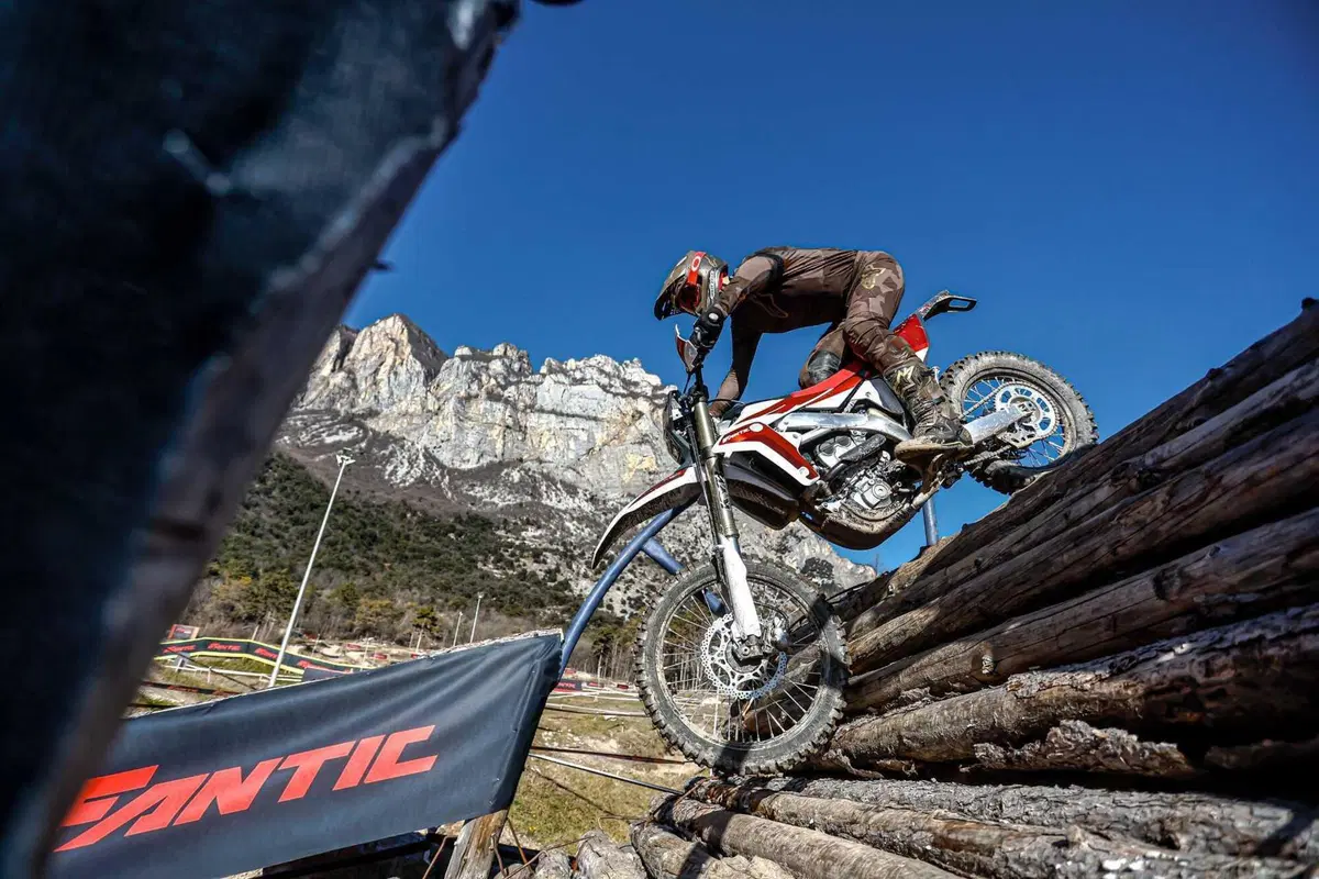 Il Futuro dell'Enduro è Italiano e Potente! Fantic Motor XE300 e XEF310 2024 TEST [VIDEO e GALLERY] (29)