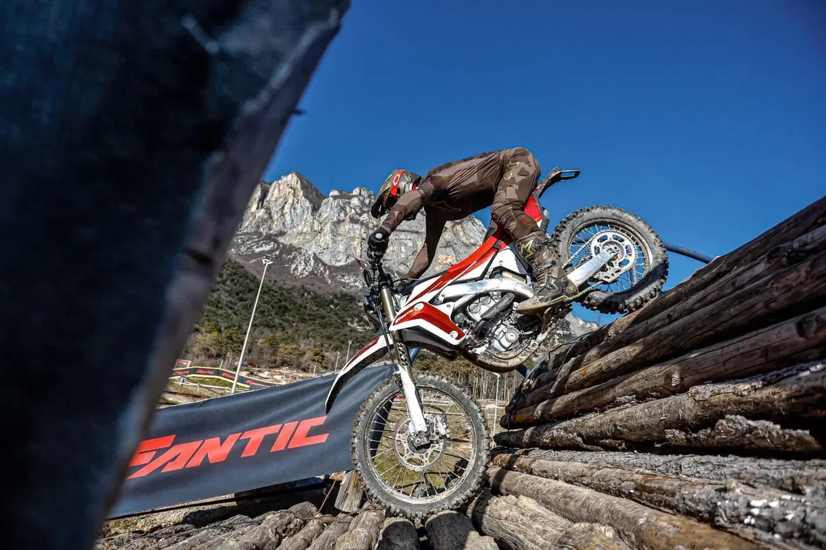 Il Futuro dell'Enduro è Italiano e Potente! Fantic Motor XE300 e XEF310 2024 TEST [VIDEO e GALLERY] (30)