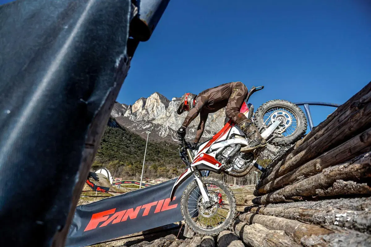 Il Futuro dell'Enduro è Italiano e Potente! Fantic Motor XE300 e XEF310 2024 TEST [VIDEO e GALLERY] (31)