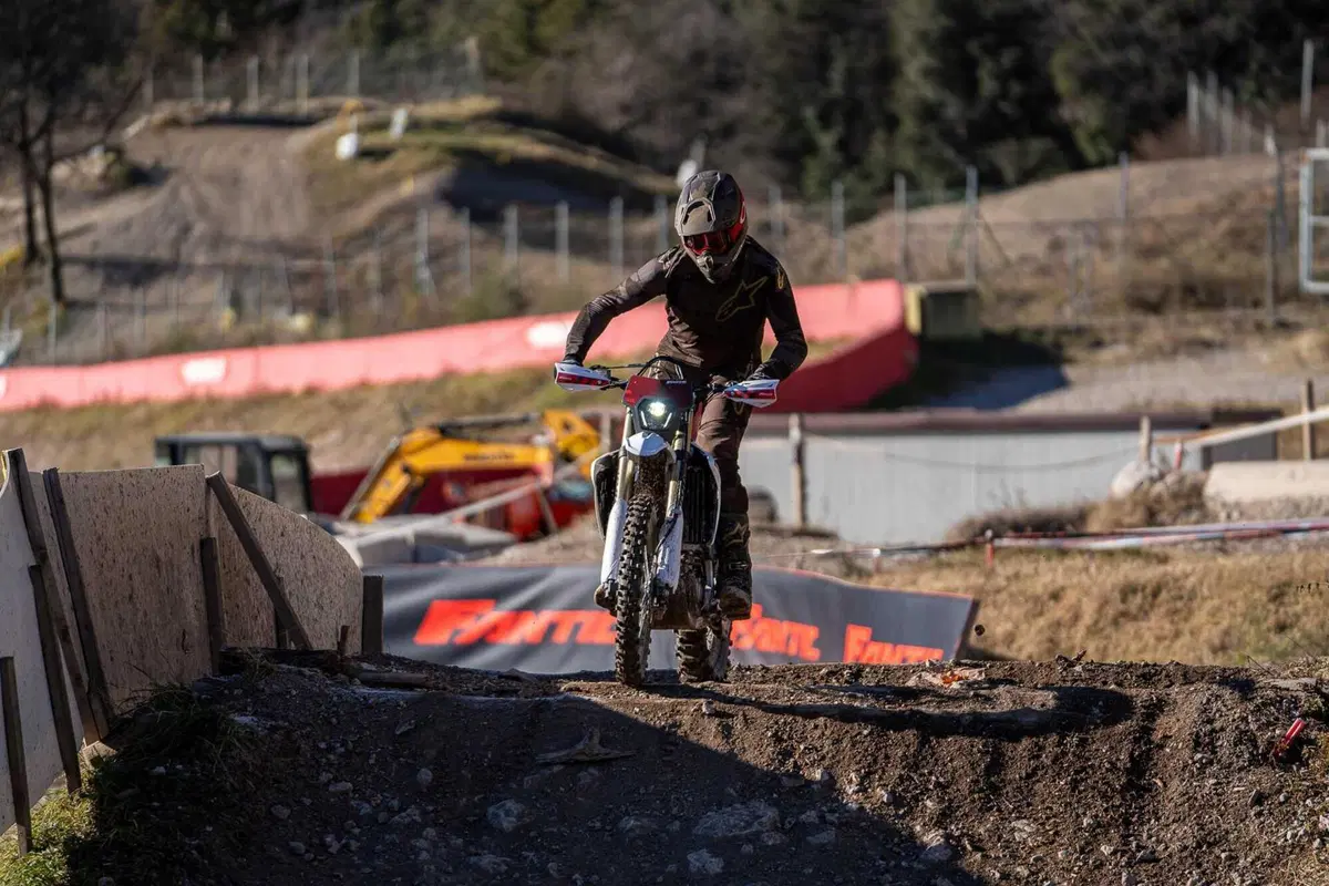 Il Futuro dell'Enduro è Italiano e Potente! Fantic Motor XE300 e XEF310 2024 TEST [VIDEO e GALLERY] (49)