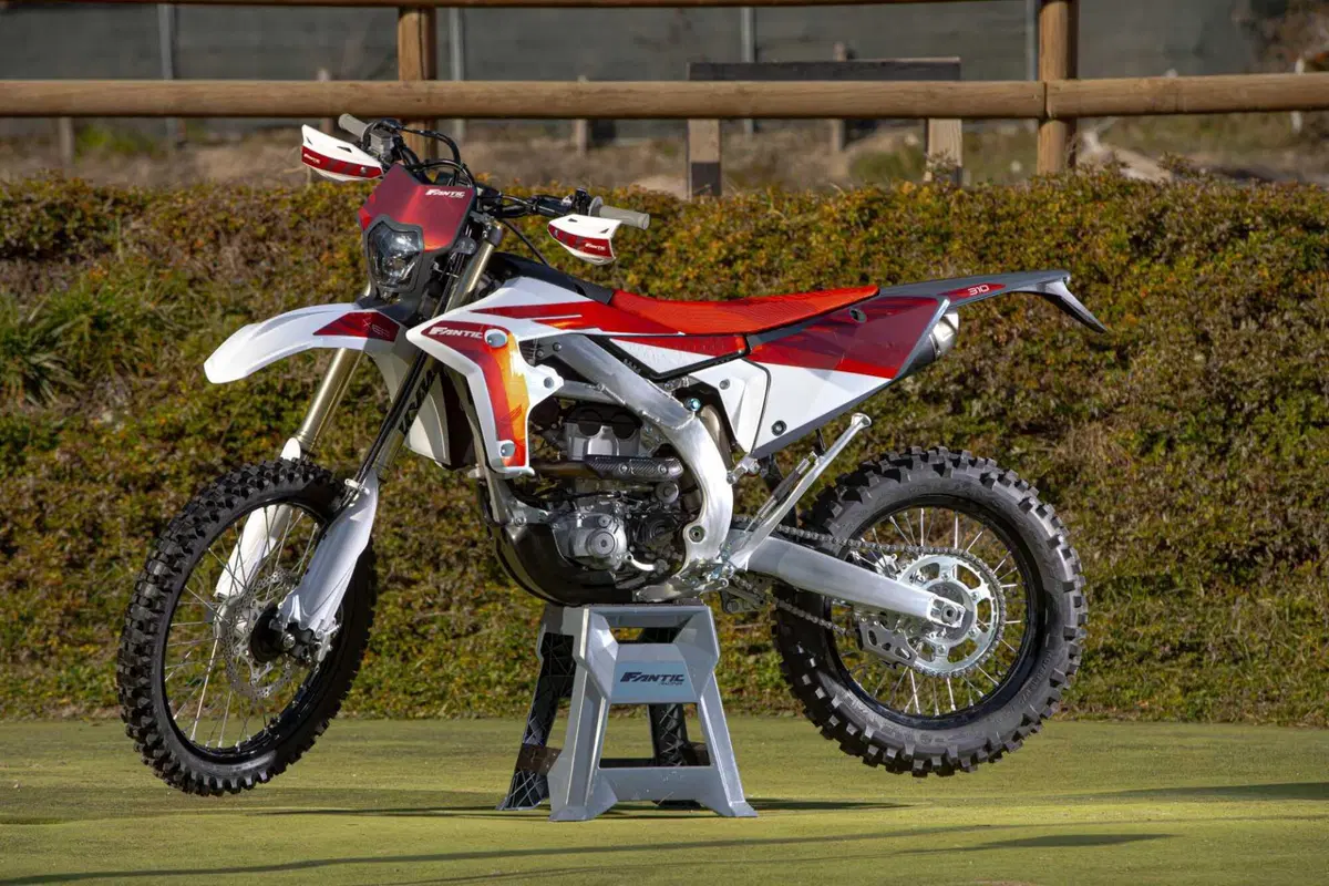 Il Futuro dell'Enduro è Italiano e Potente! Fantic Motor XE300 e XEF310 2024 TEST [VIDEO e GALLERY] (53)