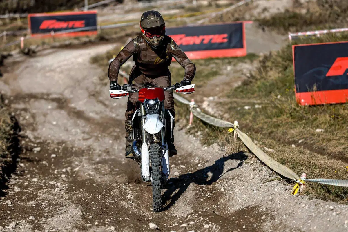 Il Futuro dell'Enduro è Italiano e Potente! Fantic Motor XE300 e XEF310 2024 TEST [VIDEO e GALLERY] (5)