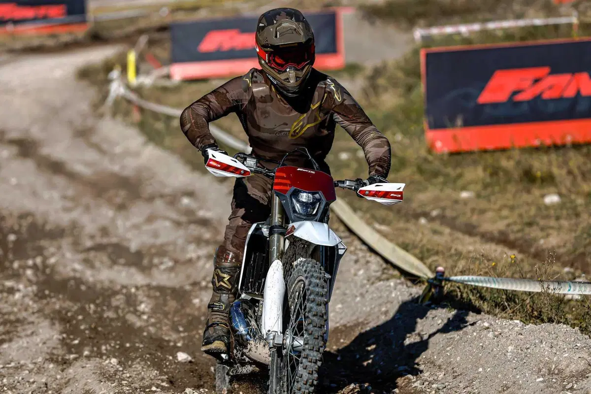 Il Futuro dell'Enduro è Italiano e Potente! Fantic Motor XE300 e XEF310 2024 TEST [VIDEO e GALLERY] (6)