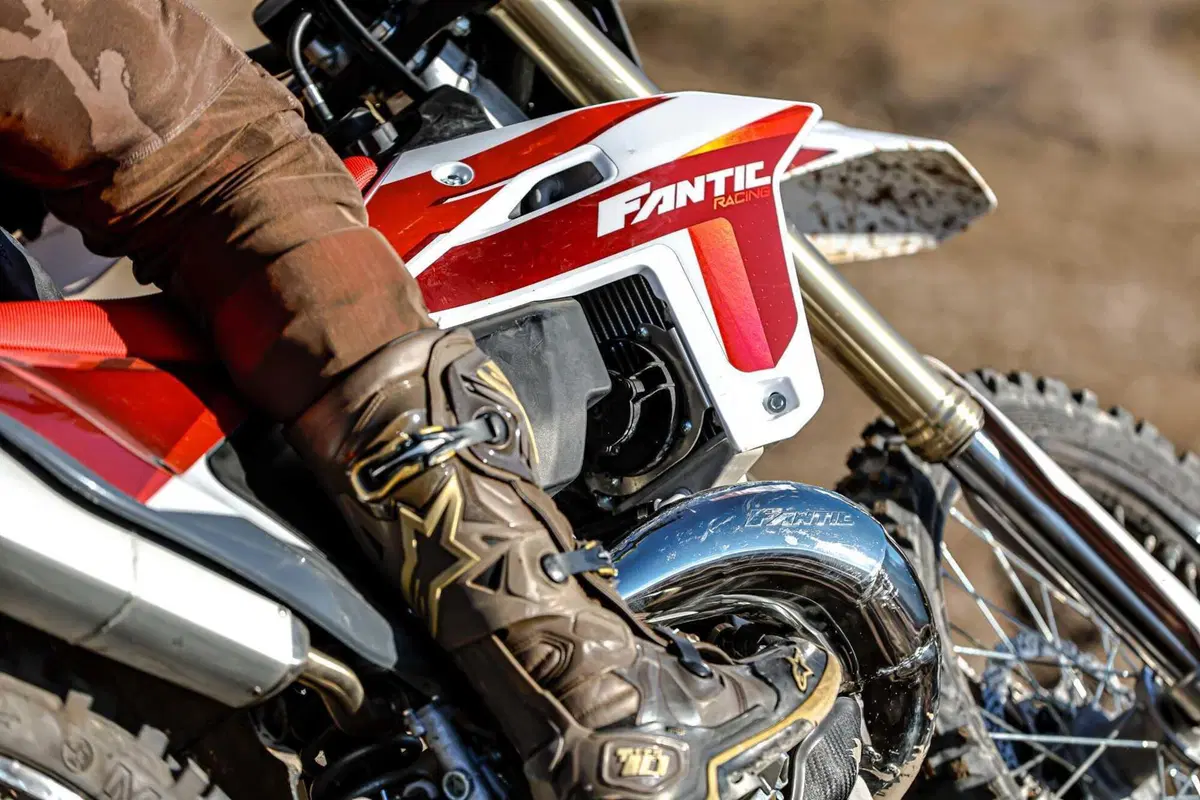 Il Futuro dell'Enduro è Italiano e Potente! Fantic Motor XE300 e XEF310 2024 TEST [VIDEO e GALLERY] (7)