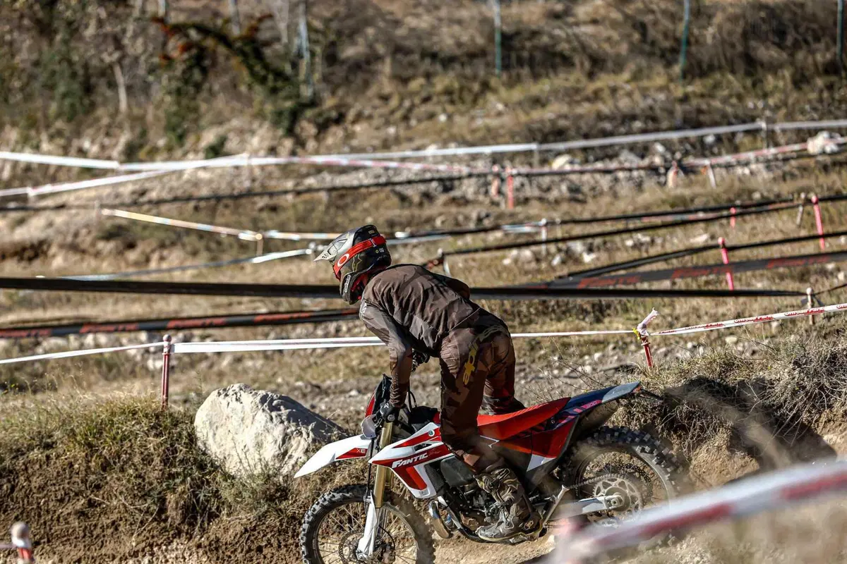 Il Futuro dell'Enduro è Italiano e Potente! Fantic Motor XE300 e XEF310 2024 TEST [VIDEO e GALLERY] (11)