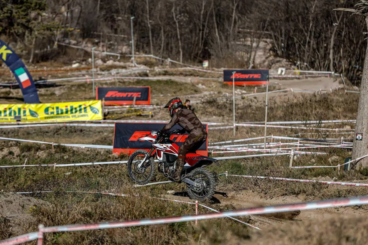 Il Futuro dell'Enduro è Italiano e Potente! Fantic Motor XE300 e XEF310 2024 TEST [VIDEO e GALLERY] (12)