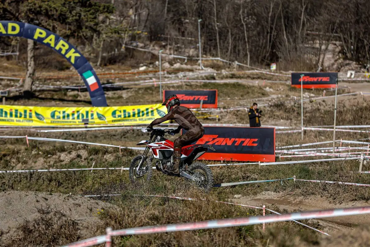 Il Futuro dell'Enduro è Italiano e Potente! Fantic Motor XE300 e XEF310 2024 TEST [VIDEO e GALLERY] (13)