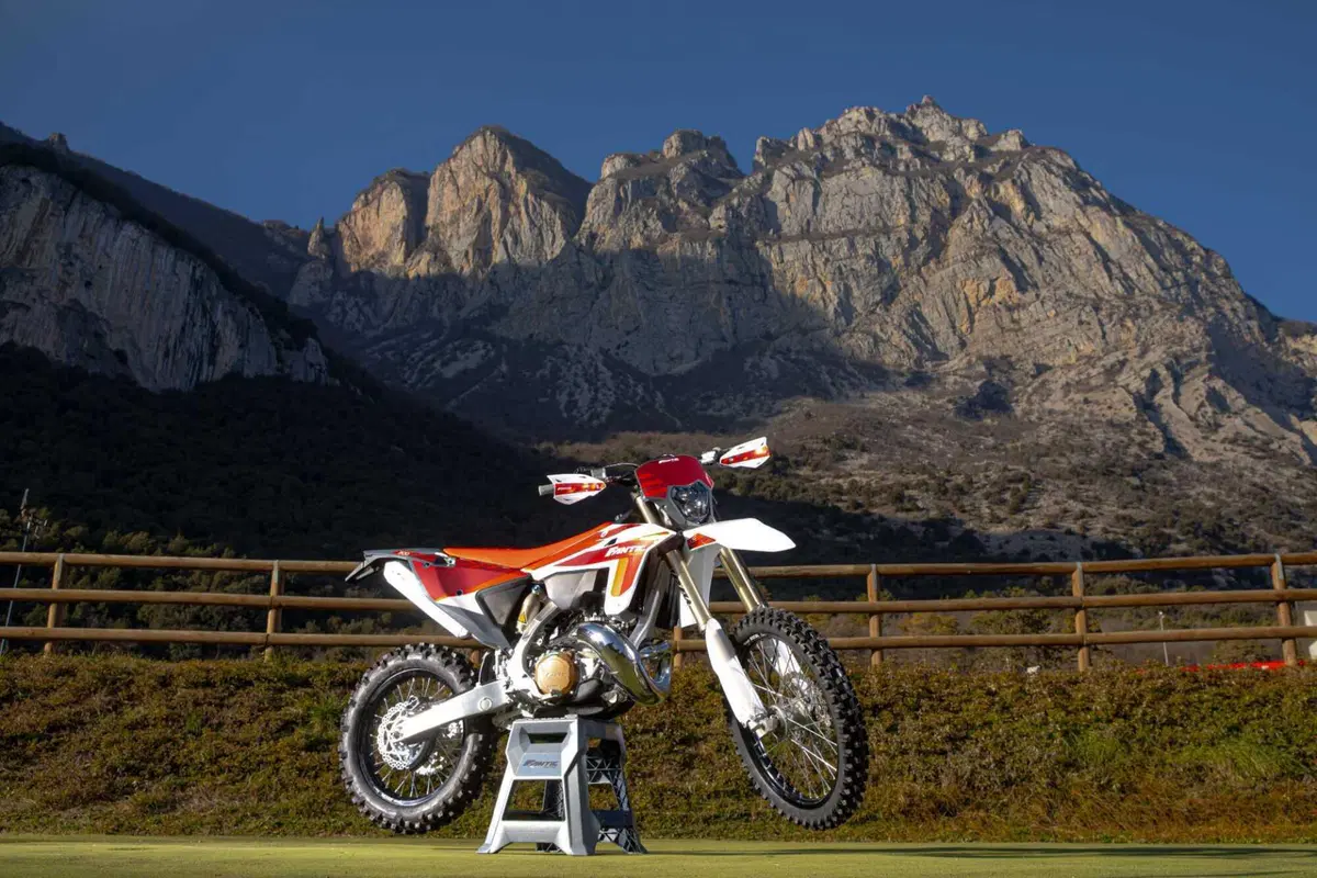 Il Futuro dell'Enduro è Italiano e Potente! Fantic Motor XE300 e XEF310 2024 TEST [VIDEO e GALLERY] (24)