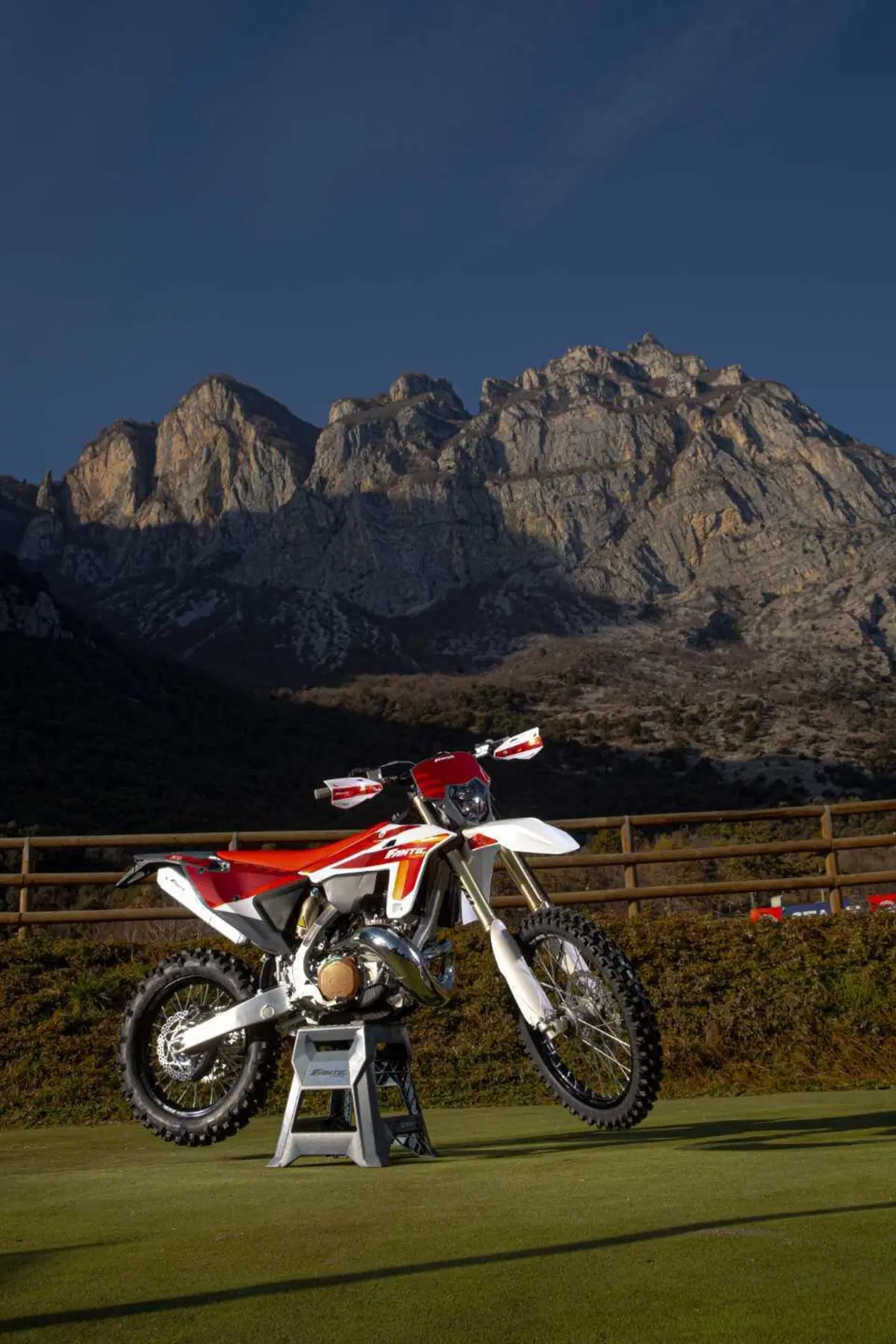 Il Futuro dell'Enduro è Italiano e Potente! Fantic Motor XE300 e XEF310 2024 TEST [VIDEO e GALLERY] (25)