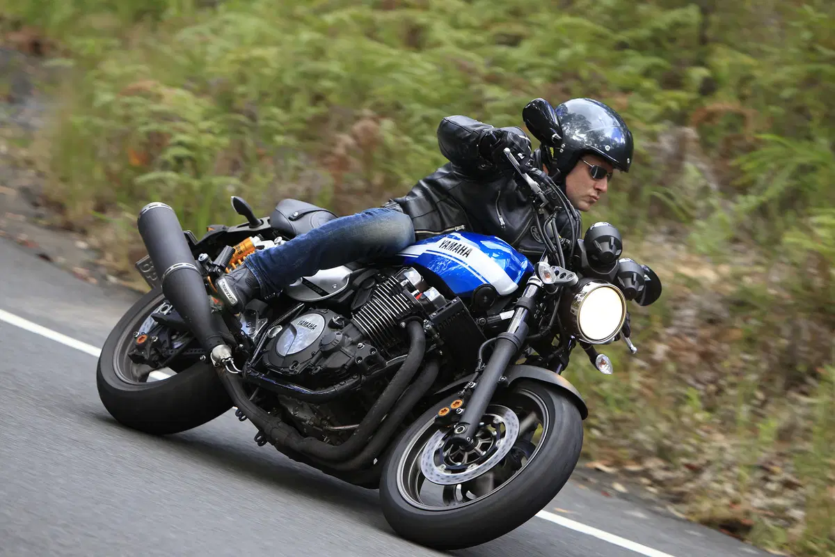 Yamaha XJR 1300 e XJR 1300 Racer 2015 (3)