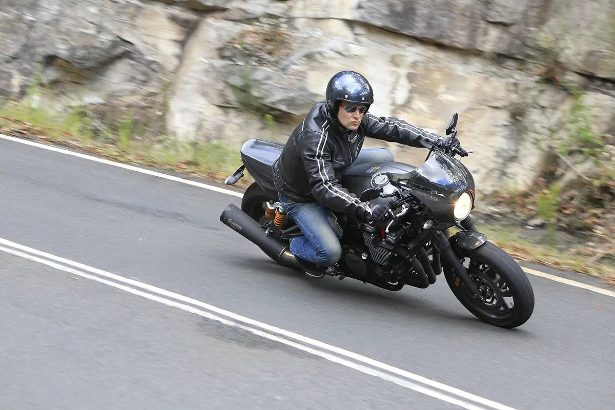 Yamaha XJR 1300 e XJR 1300 Racer 2015 (2)