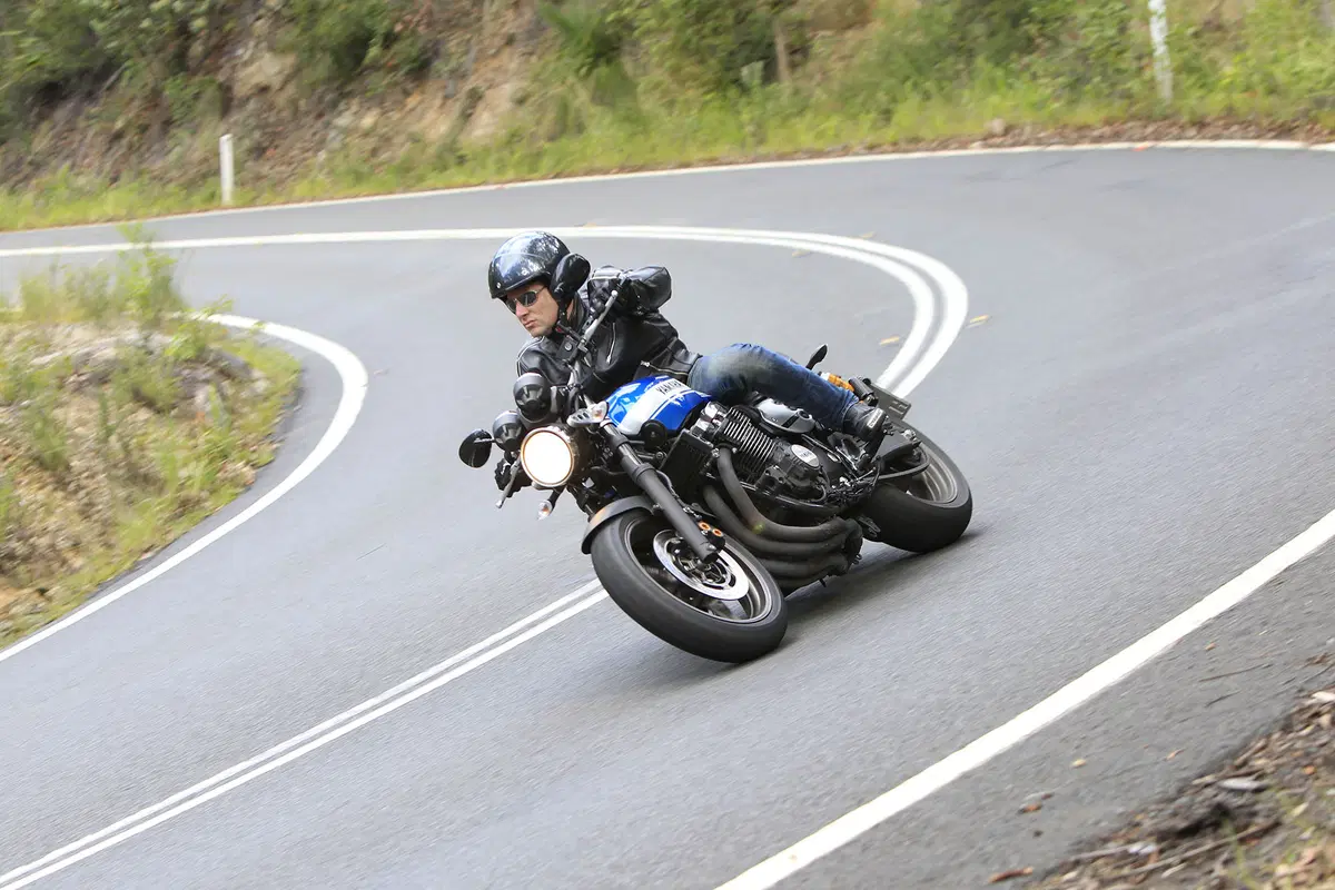 Yamaha XJR 1300 e XJR 1300 Racer 2015 (4)
