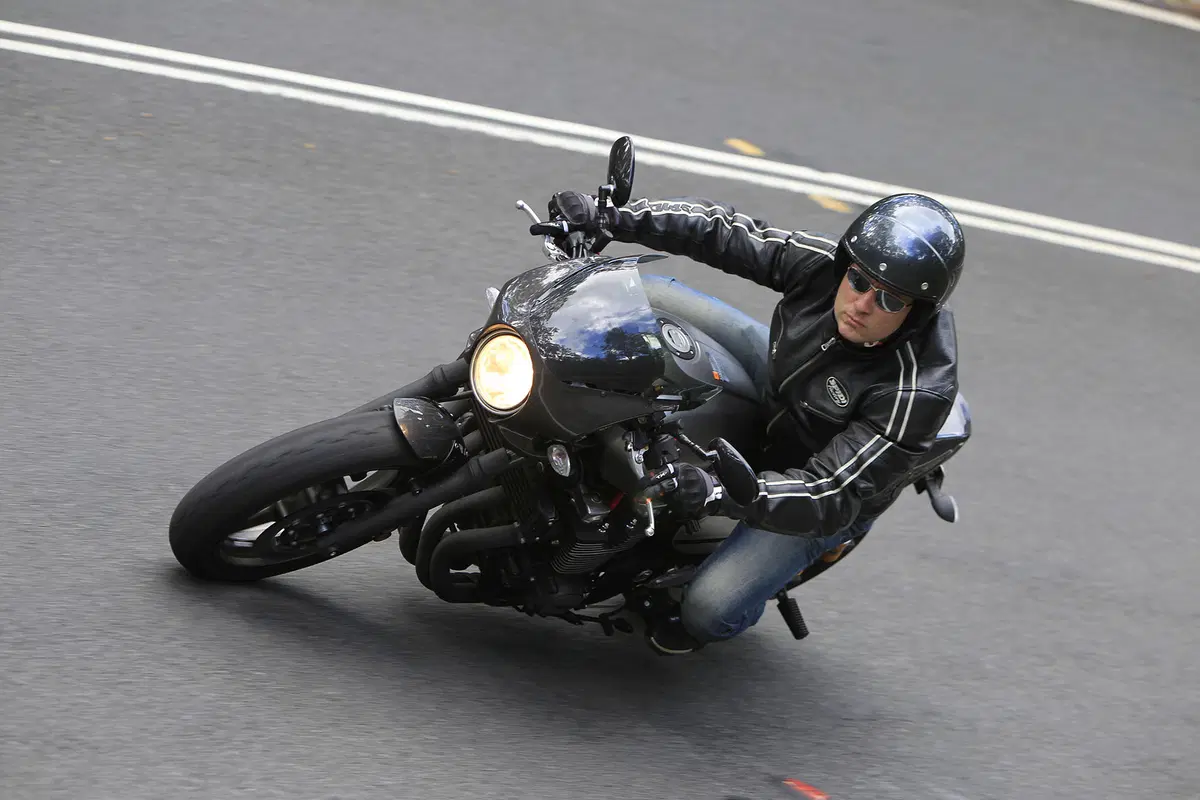 Yamaha XJR 1300 e XJR 1300 Racer 2015 (5)