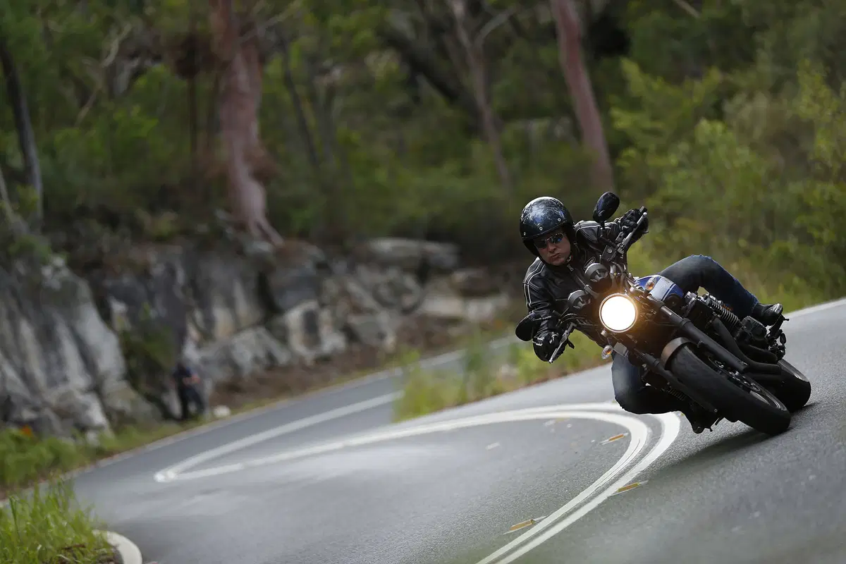 Yamaha XJR 1300 e XJR 1300 Racer 2015 (6)