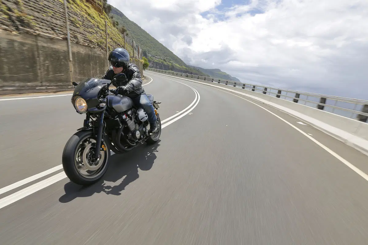 Yamaha XJR 1300 e XJR 1300 Racer 2015 (7)