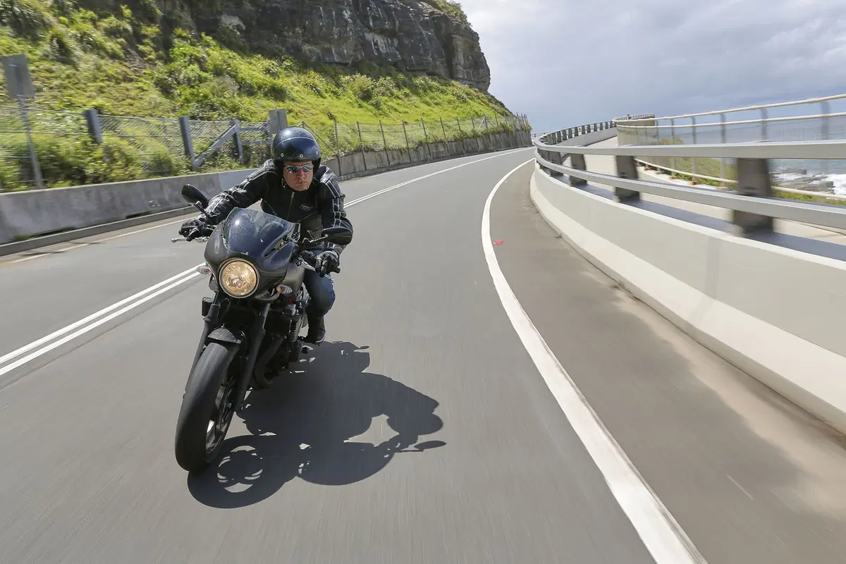 Yamaha XJR 1300 e XJR 1300 Racer 2015 (9)