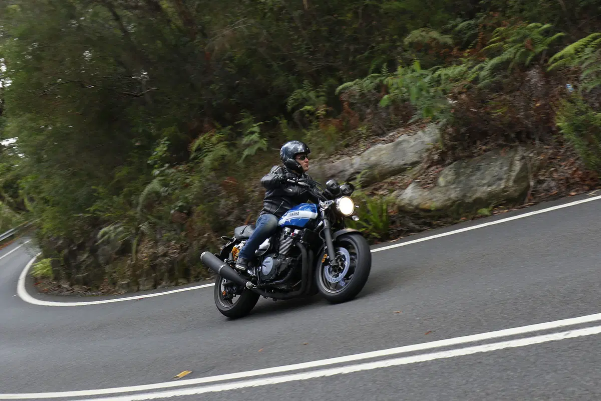 Yamaha XJR 1300 e XJR 1300 Racer 2015 (11)