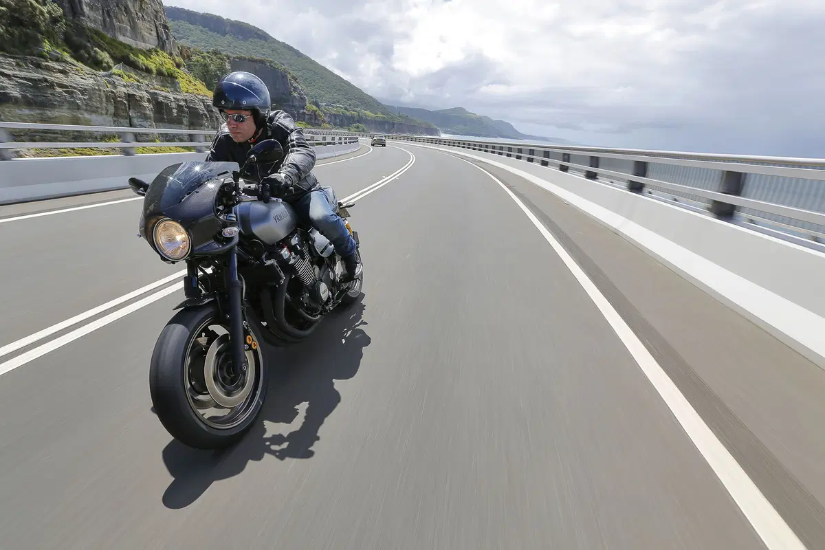 Yamaha XJR 1300 e XJR 1300 Racer 2015 (10)
